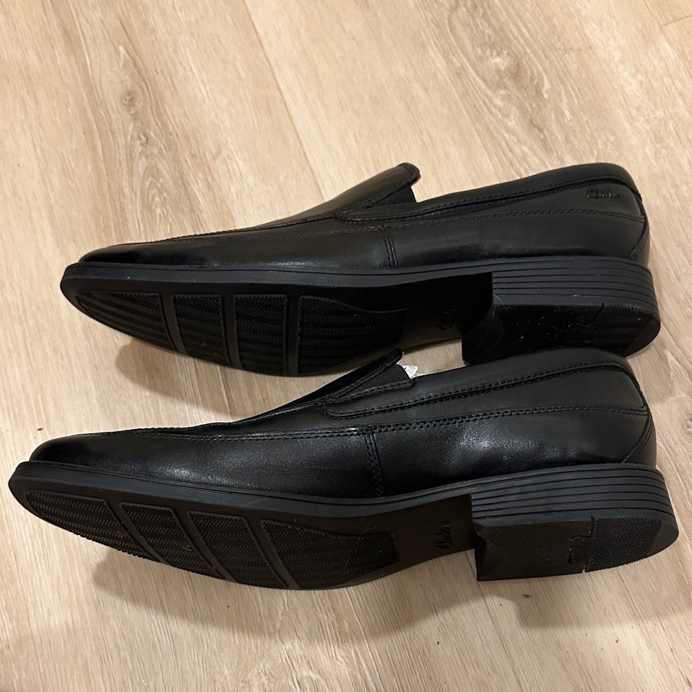 Clarks Men's 9.5 Black Classic Black Slip-On Loafers - Picture 6 of 8